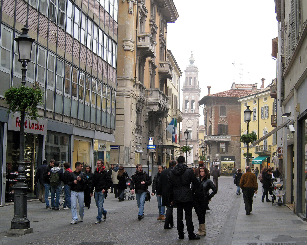 Прогулка по улице в Парме, Италия