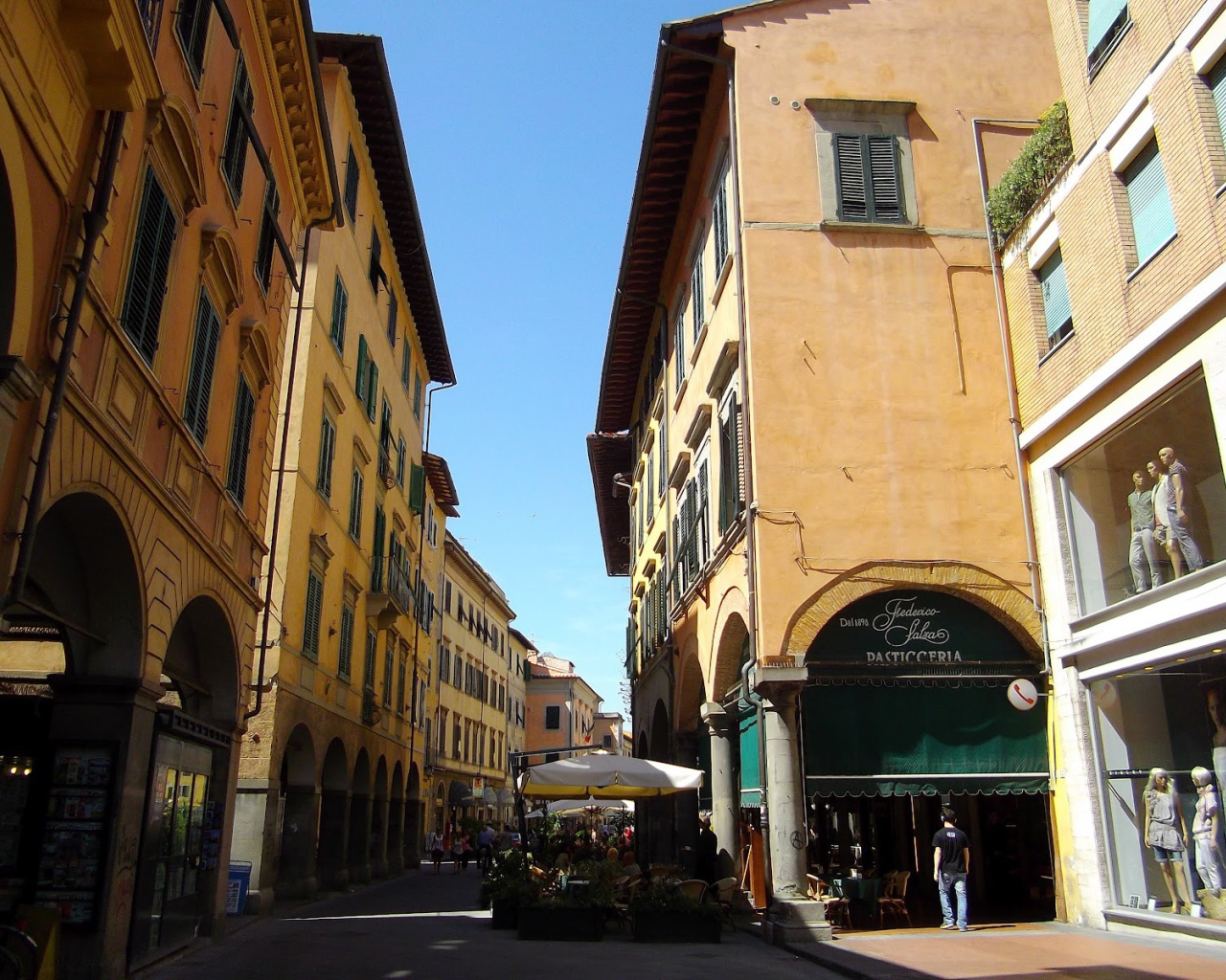 Прогулка по улице в Пизе, Италия