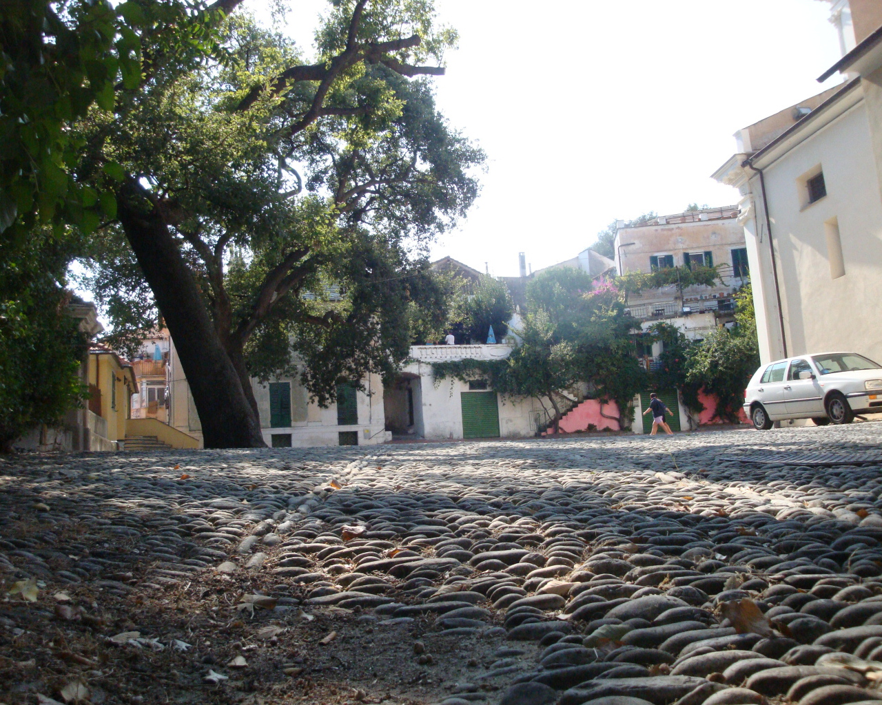 Прогулка по улице на курорте Сан Бартоломео Аль Маре, Италия