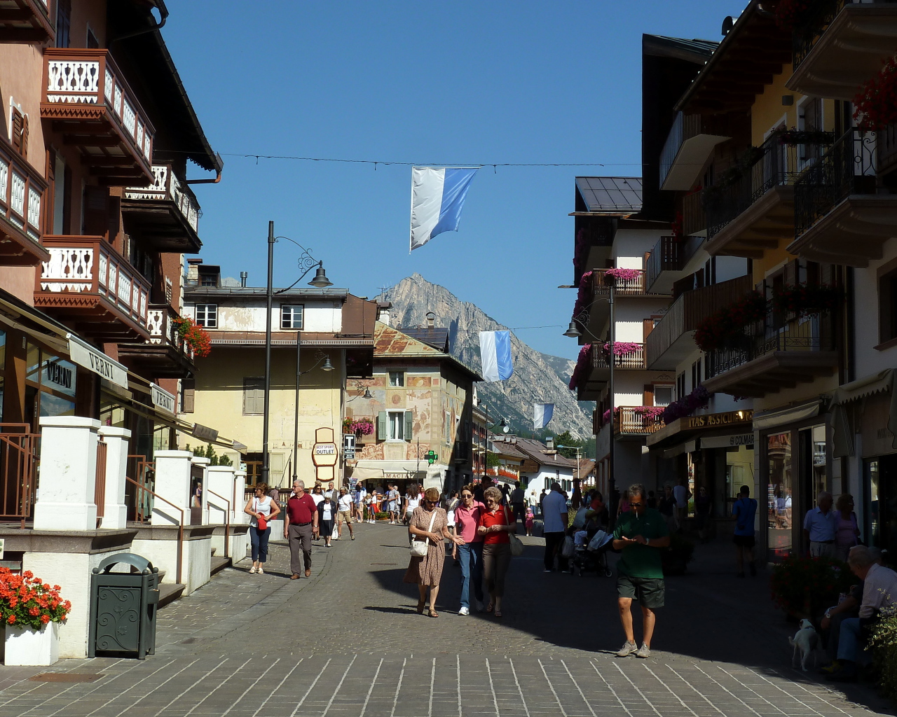 Прогулка по городу на горнолыжном курорте Кортина д'Ампеццо, Италия