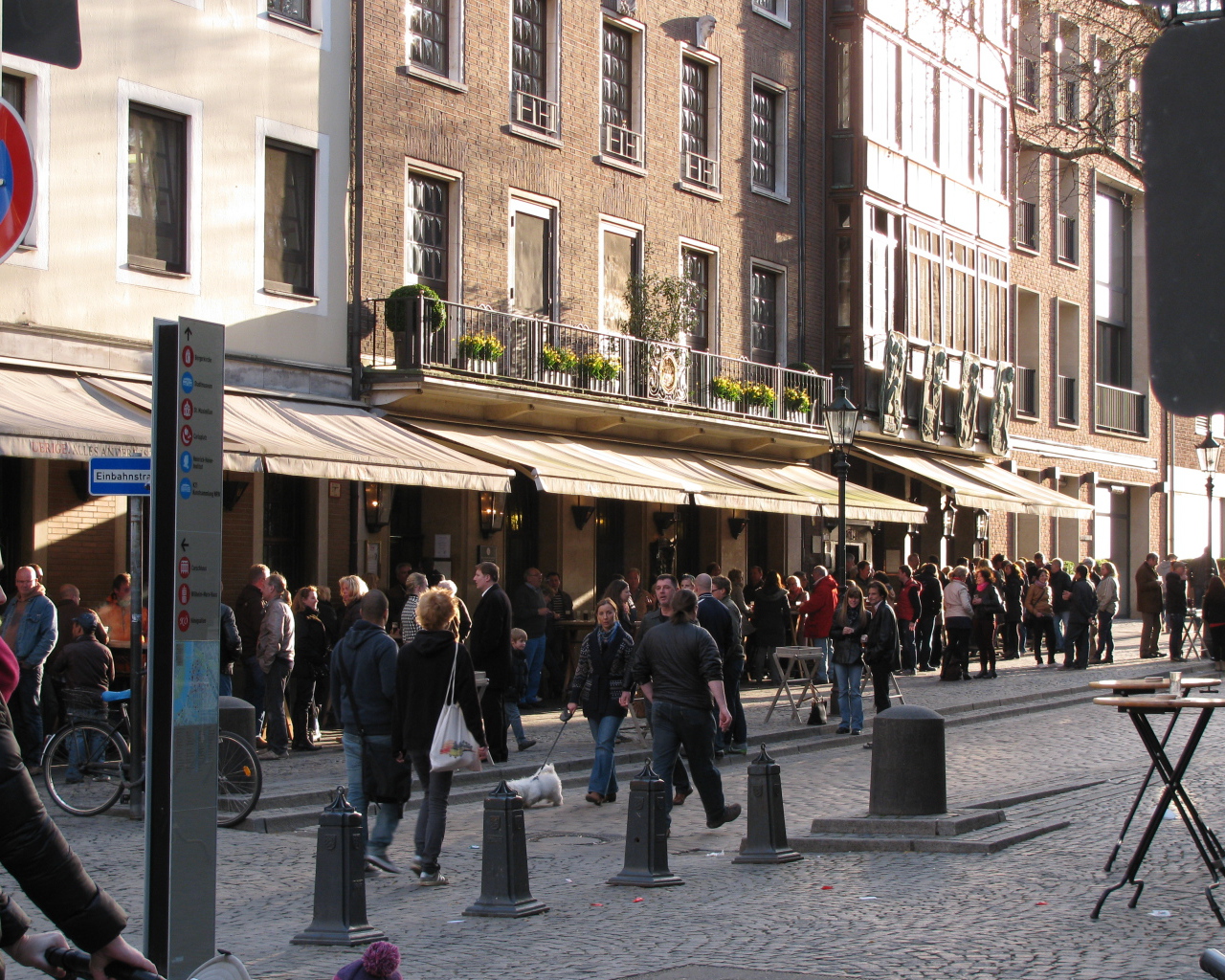 Прогулка по улицам на курорте в Бормио, Италия