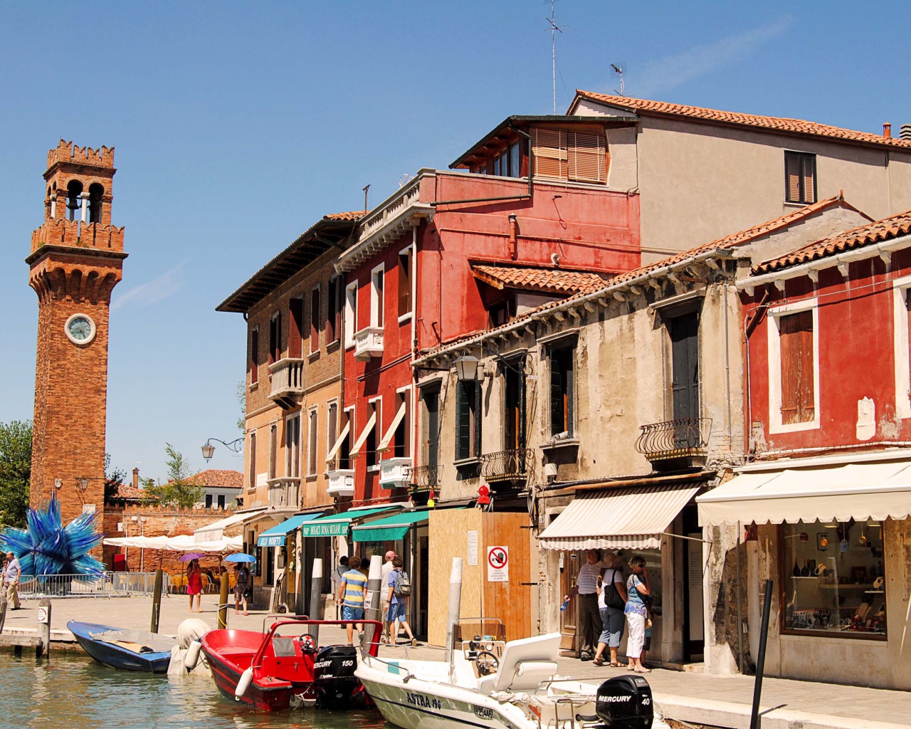 Прогулка по улицам на острове Мурано, Италия