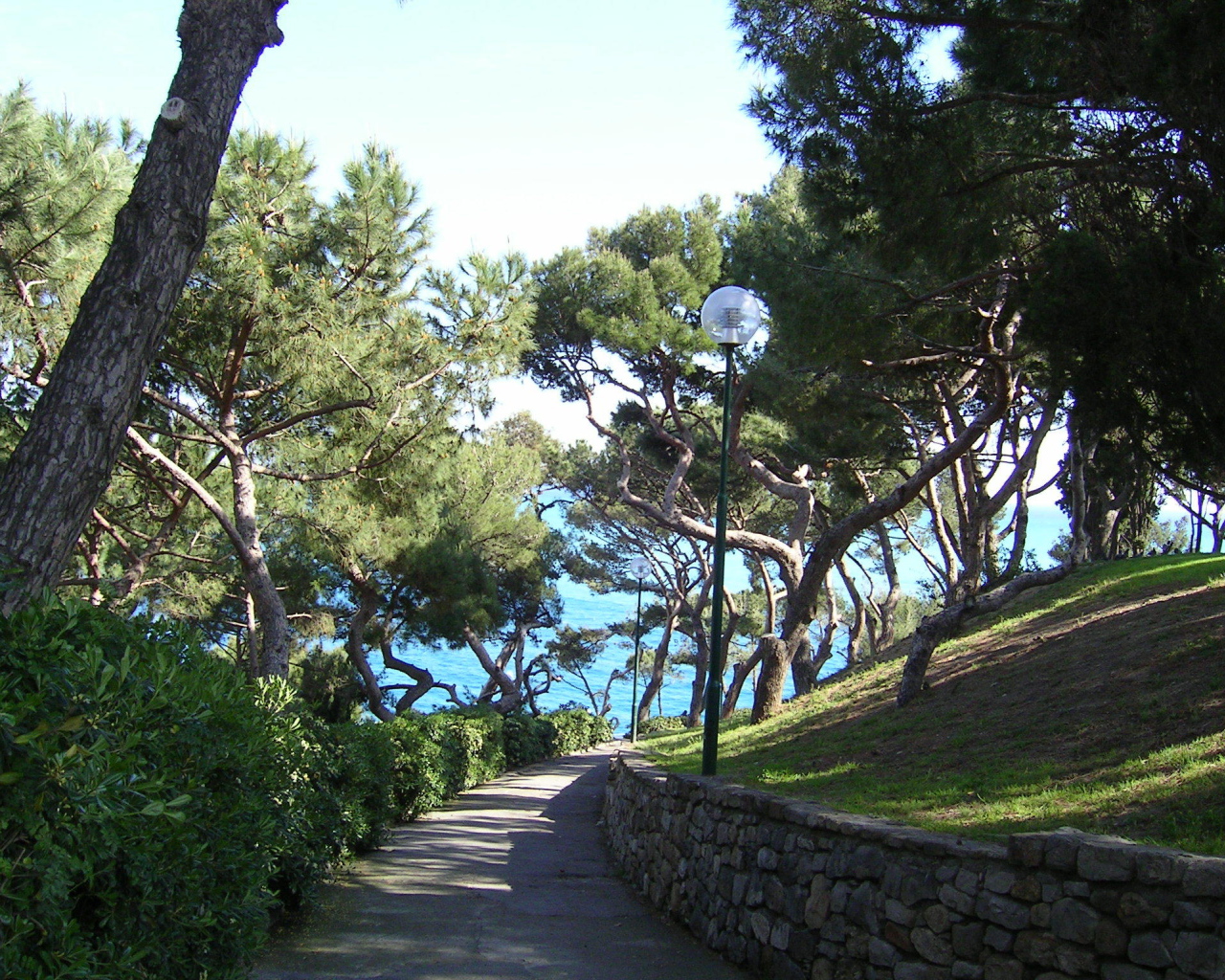 Дорожка к морю на курорте Бордигера, Италия