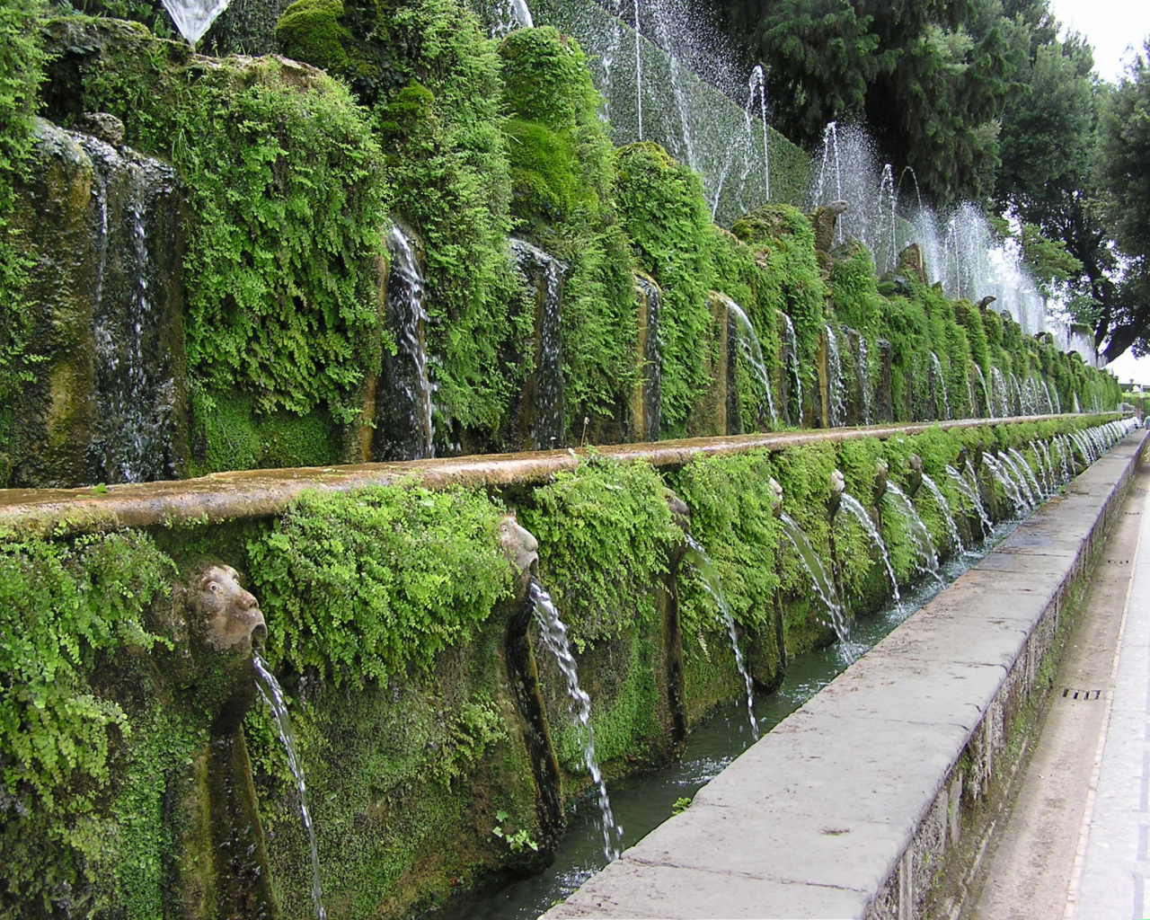 Стена фонтанов в Тиволи, Италия