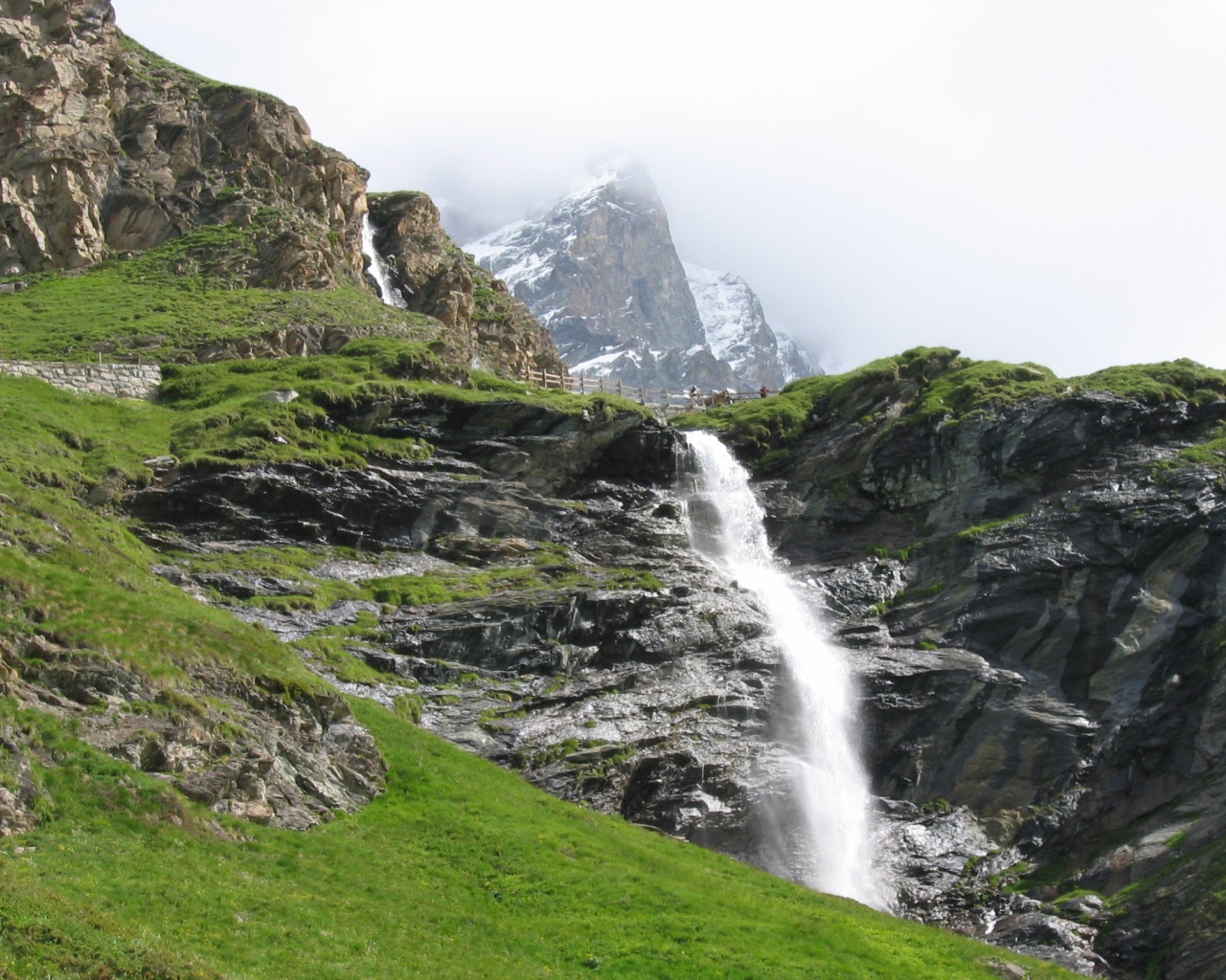 Водопад на горнолыжном курорте Червиния, Италия