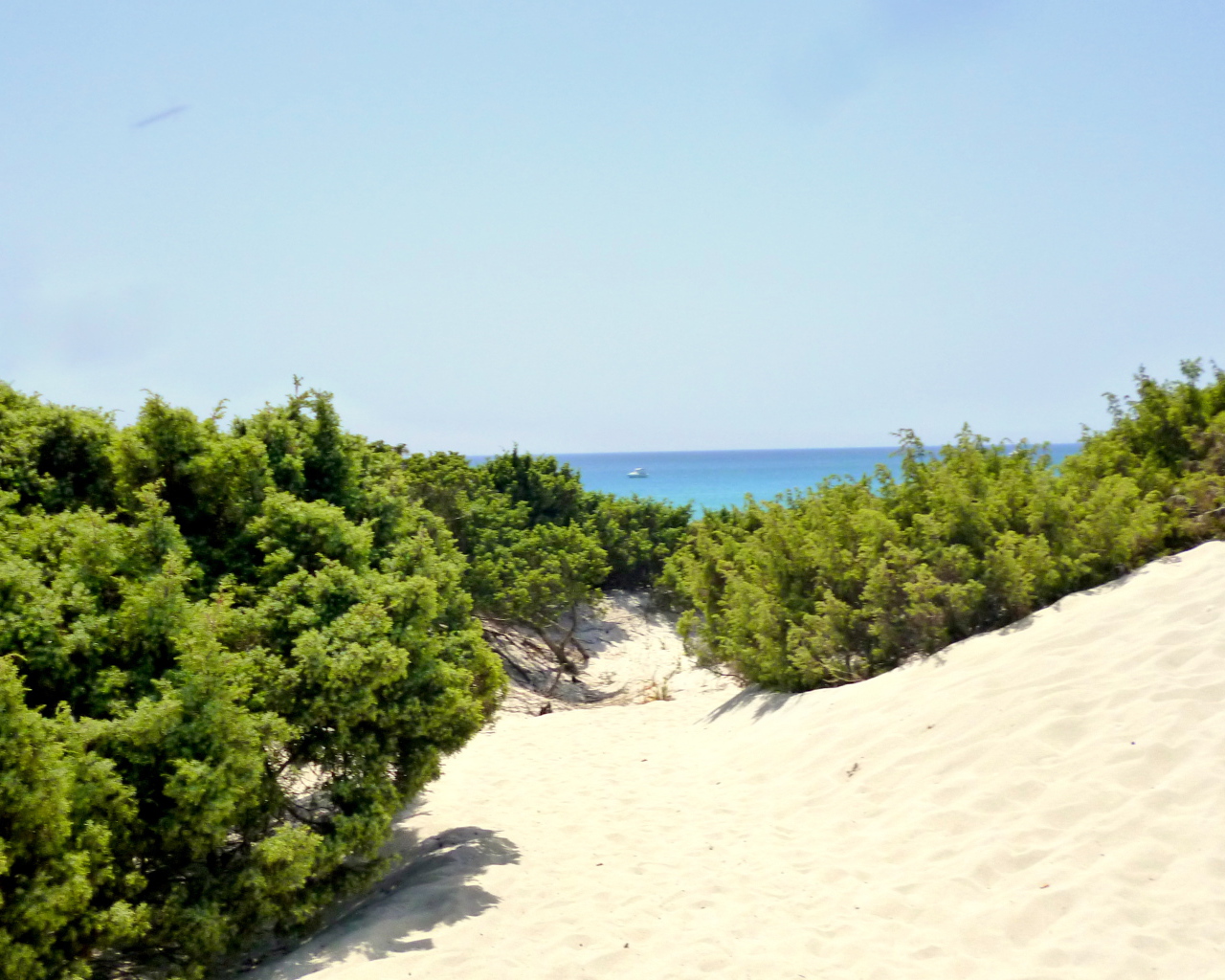 Белый песок на пляже на курорте Вилласимиус, Италия