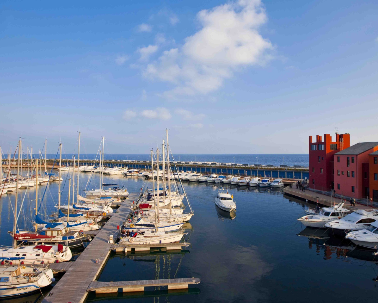 Яхты в порту в Лоано, Италия