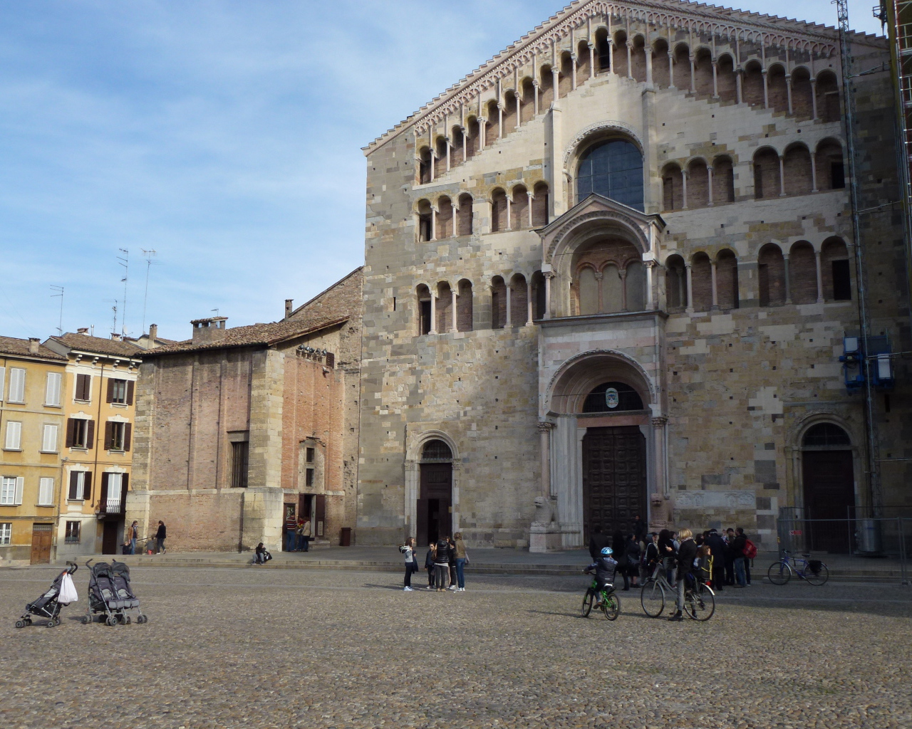 Соборная площадь в Парме, Италия