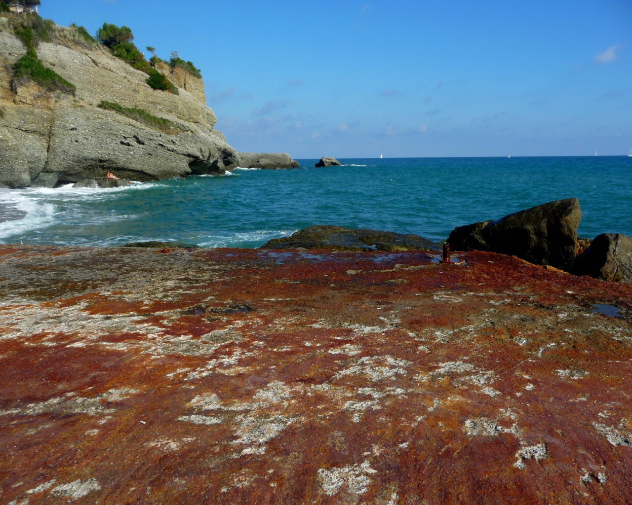 Каменистый берег на курорте Челле Лигуре, Италия