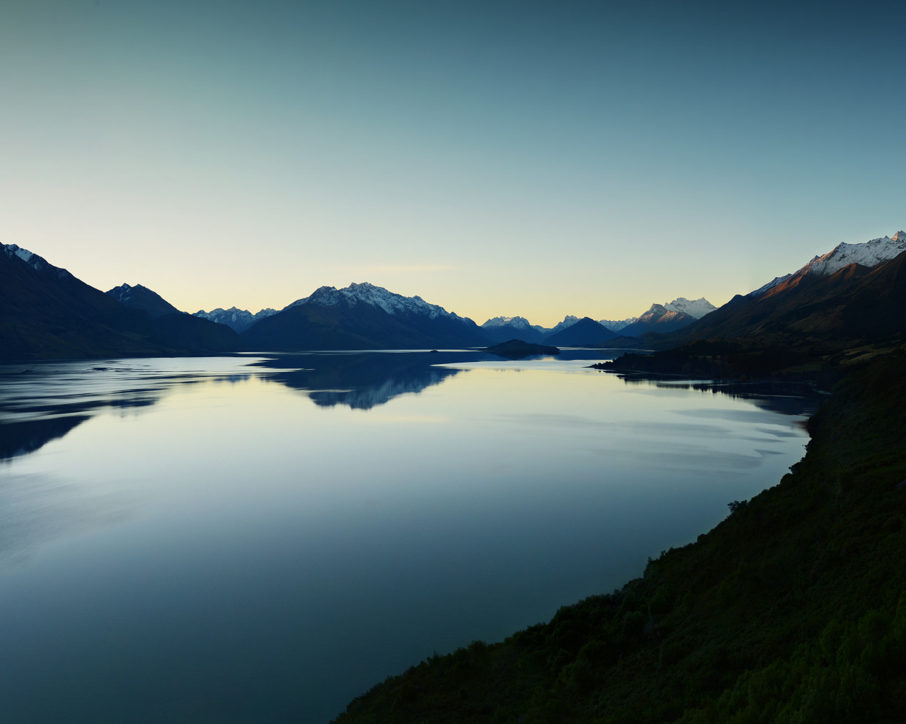 Озеро Вакатипу после заката солнца, Новая Зеландия