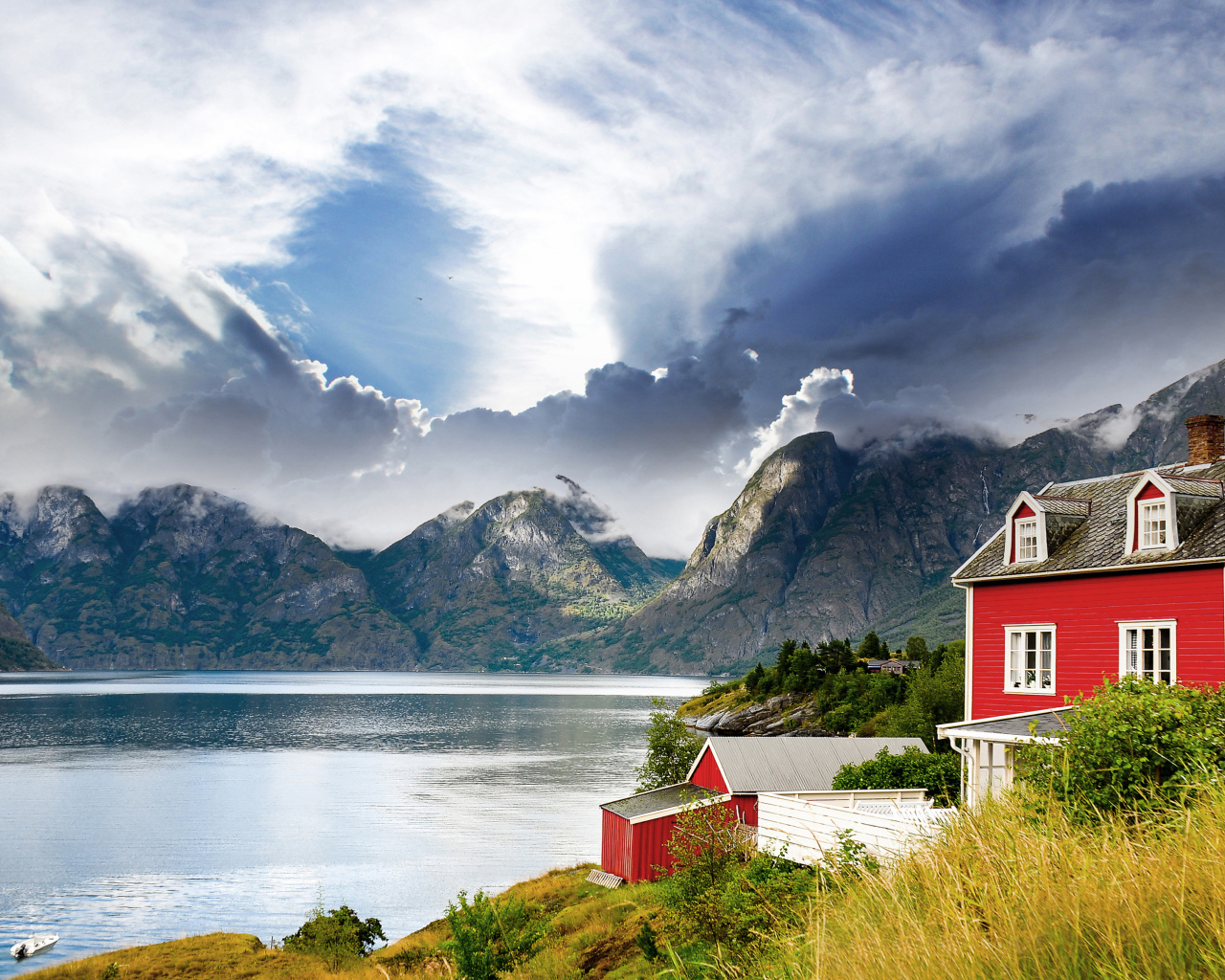 Красивый дом на фоне гор в Норвегии