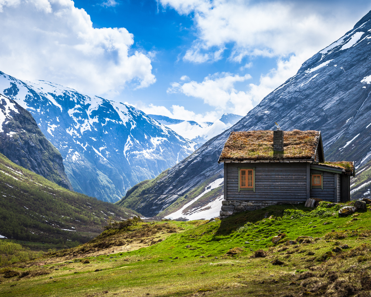 Одинокий дом в горах в Норвегии