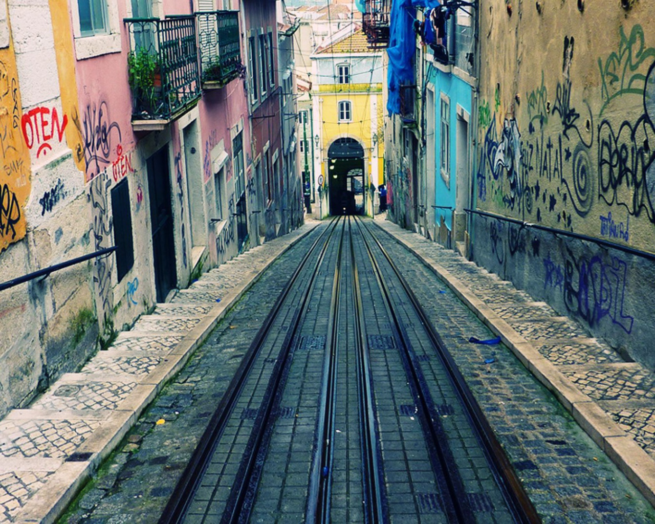 Узкая улочка в Лиссабоне