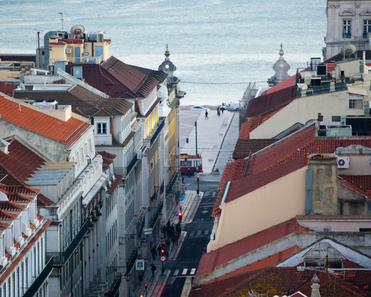 Улица у набережной в Лиссабоне