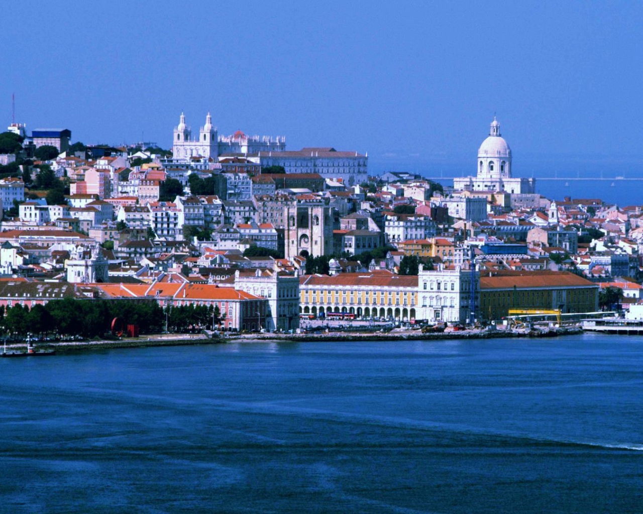 Вид с моря на Лиссабон
