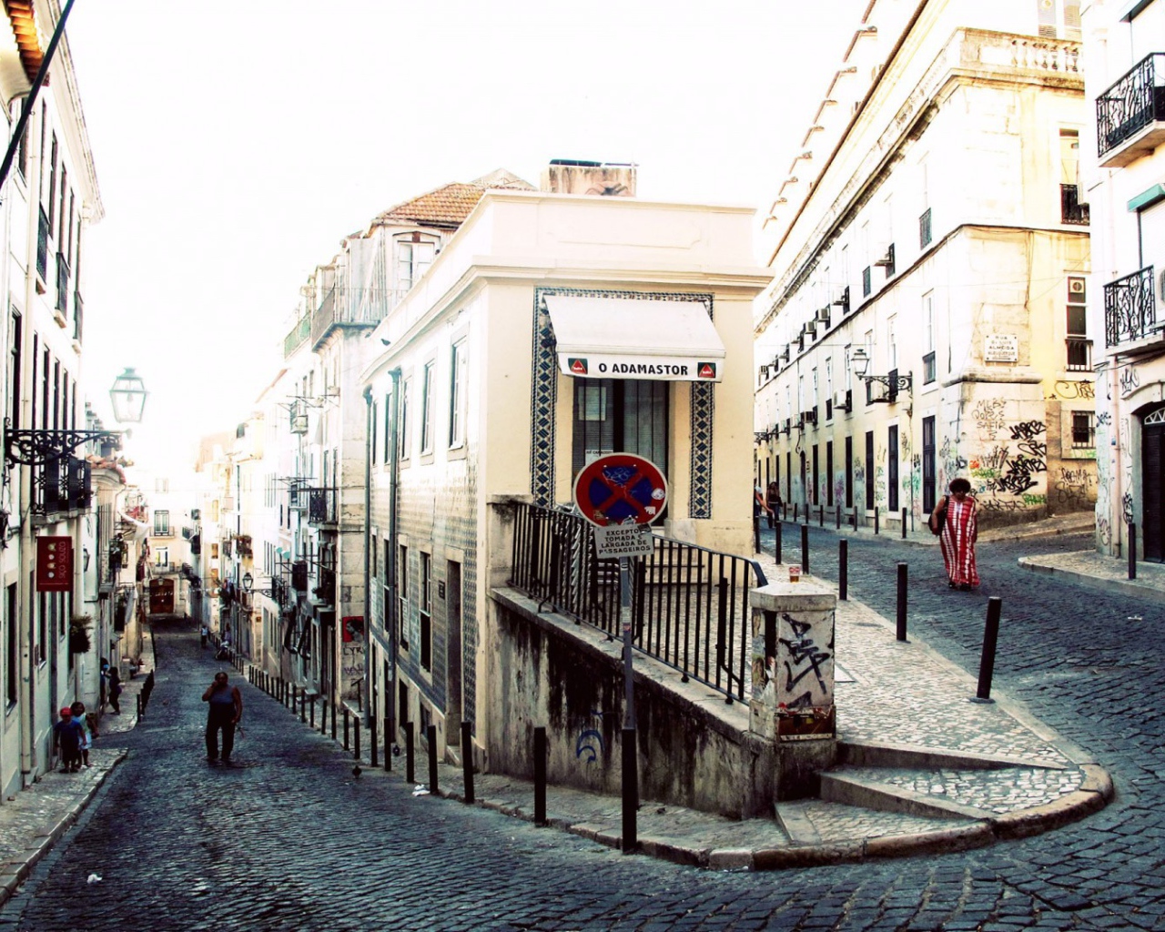 Извилистая улица в Лиссабоне