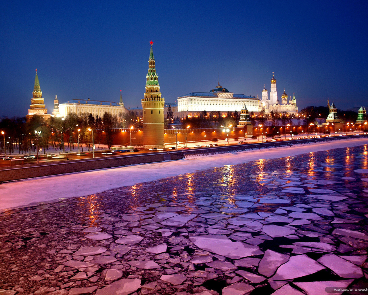 Льдины на реке у Кремля