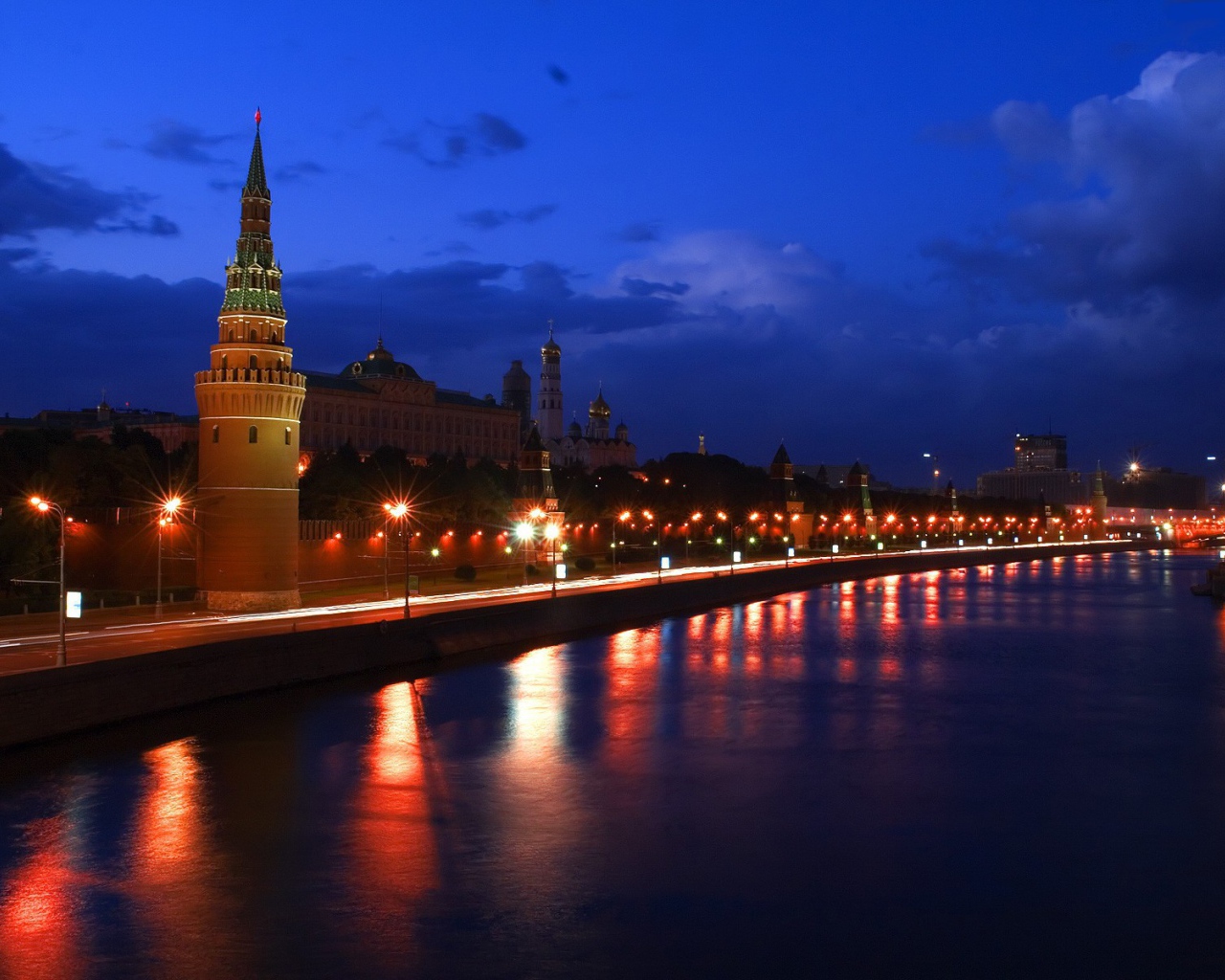 Ночная набережная у Кремля
