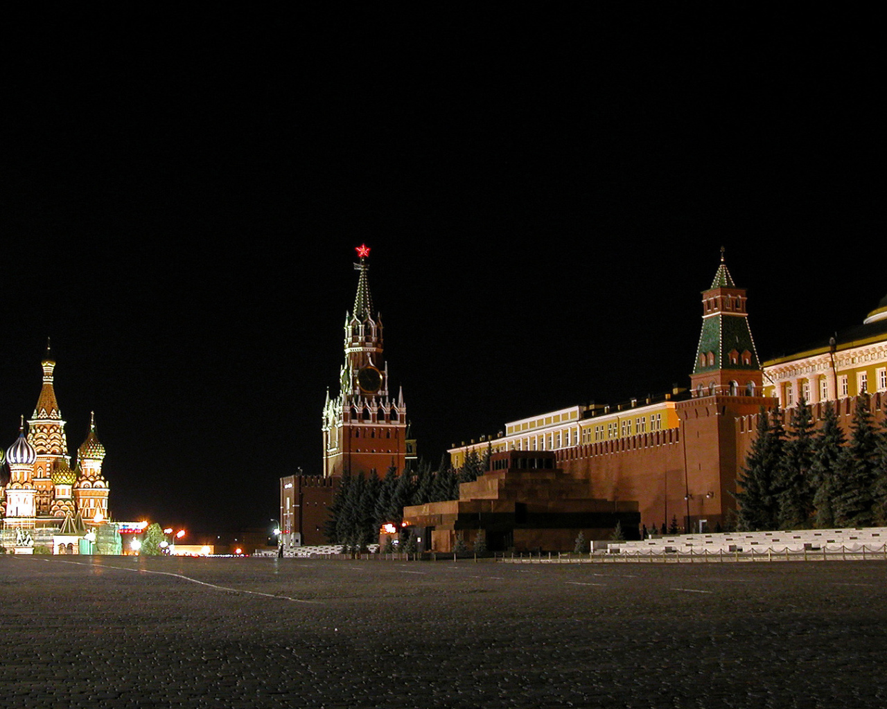 Кремль на ночной площади