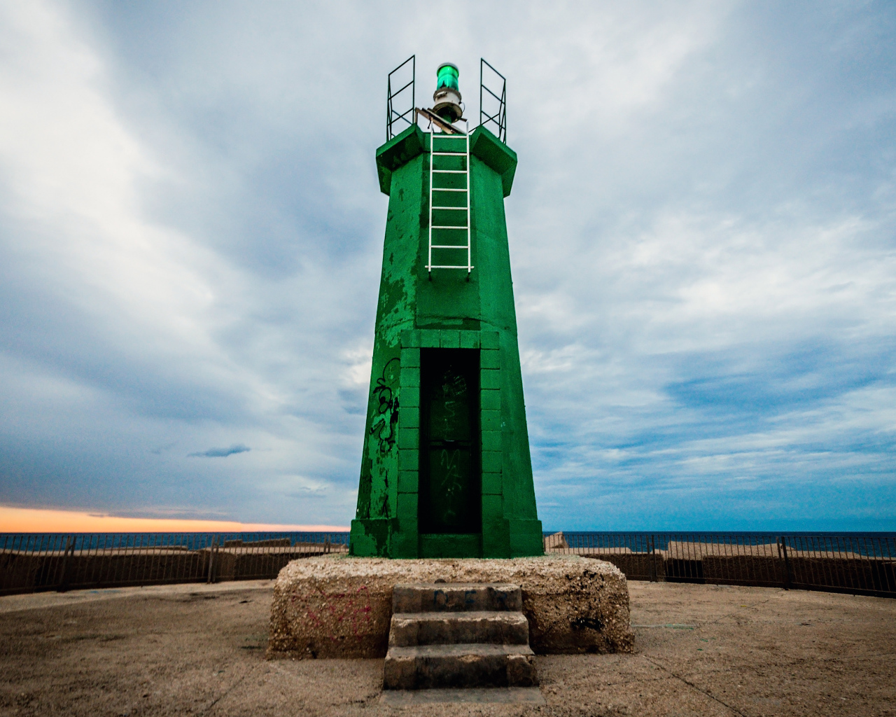 Зелёный маяк в городе Дения, Испания