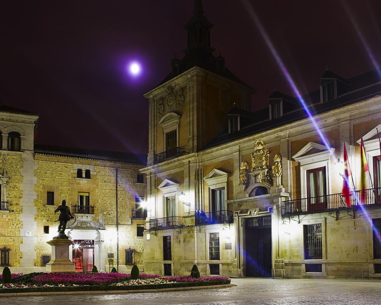 Памятник на площади в Мадриде