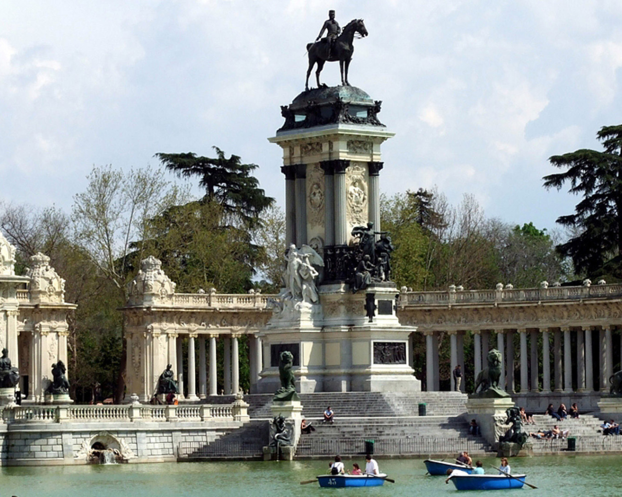 Парковая статуя в Мадриде