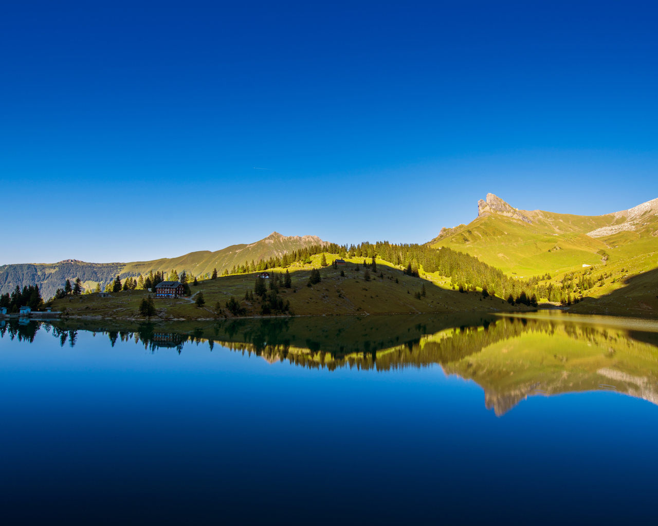 Красивое озеро в Швейцарии