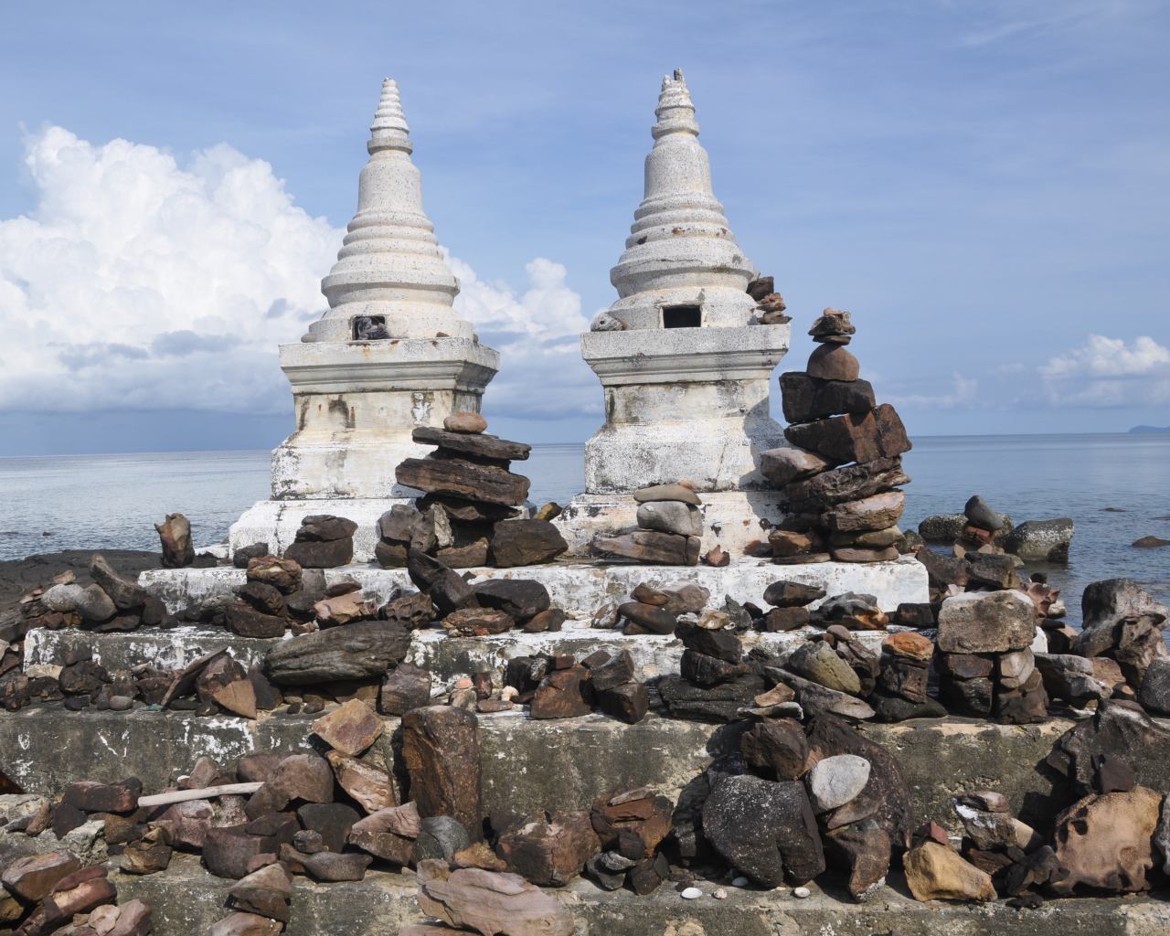 Алтарь на берегу на острове Ко Куд, Таиланд