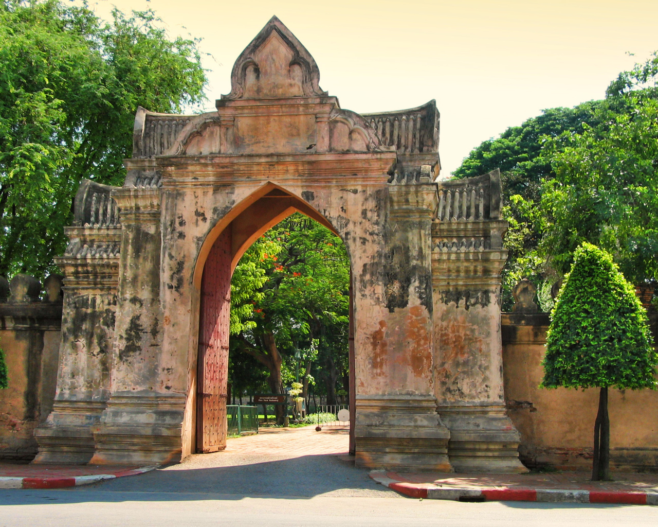Старинная арка на курорте Лопбури, Таиланд