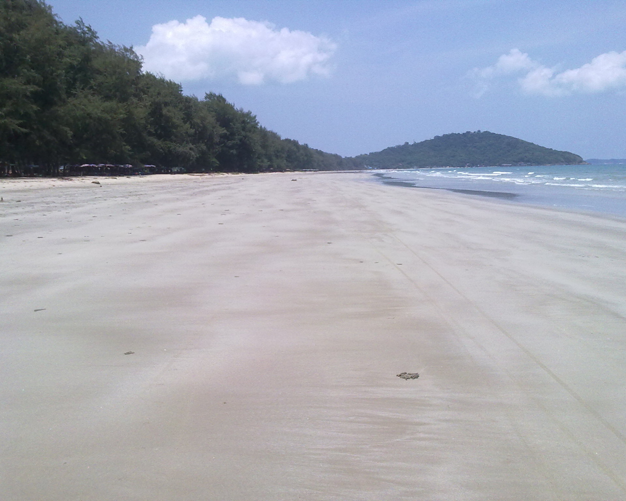 Осенний отдых на пляже на курорте Районг, Таиланд