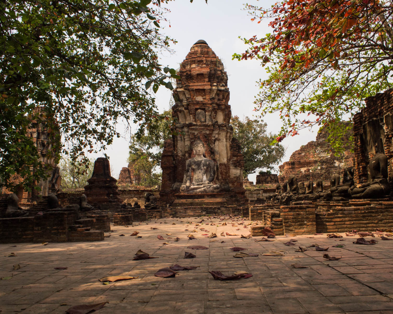 Осень в храме на курорте Аютайя, Таиланд