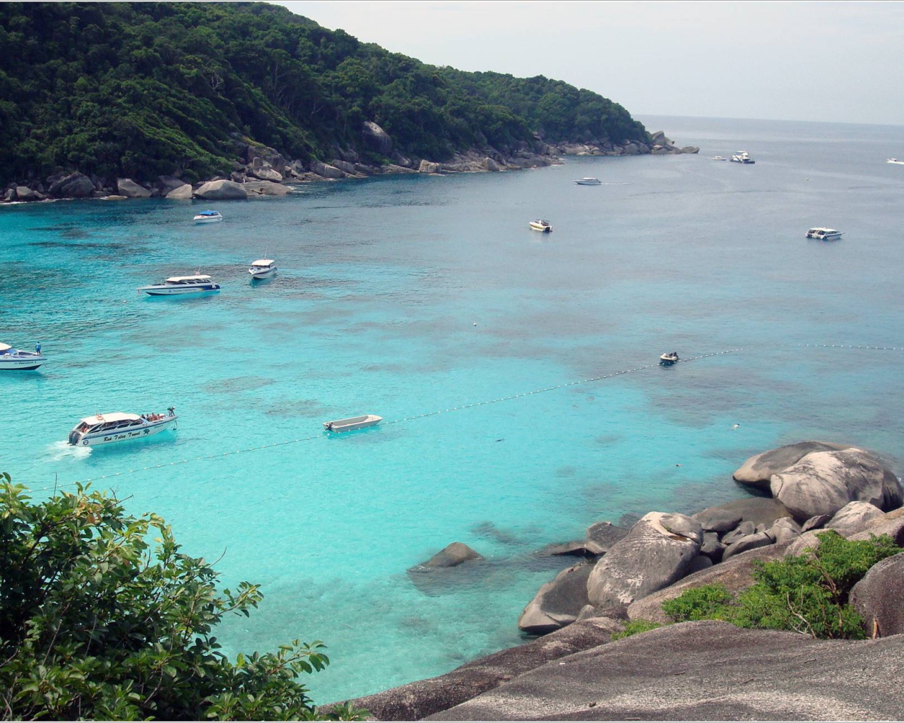 Залив на курорте острова Ко Лан, Таиланд