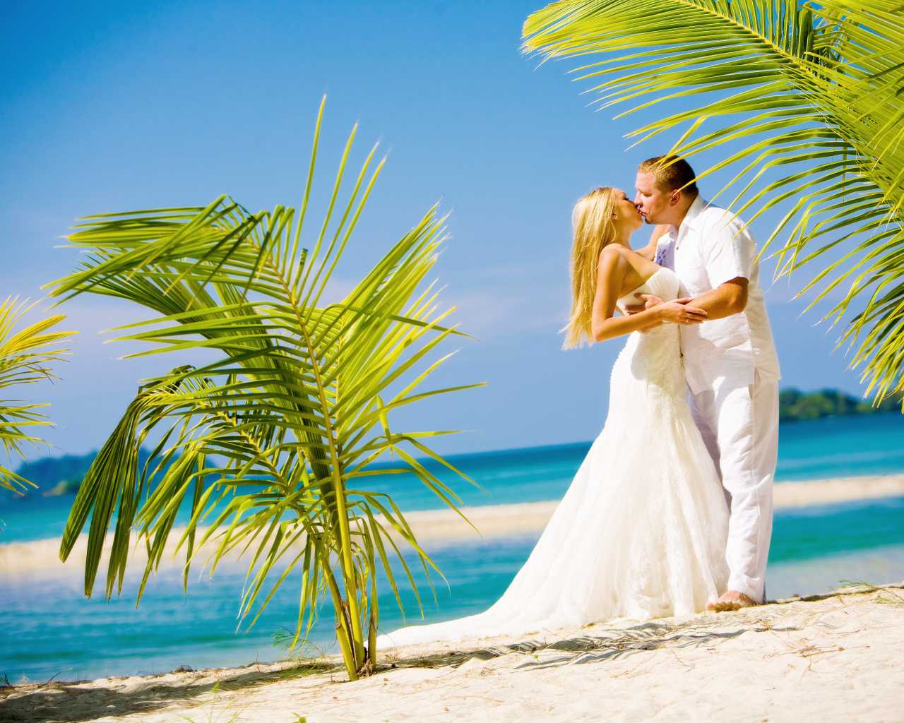 Красивая пара на пляже в Пхукете, Таиланд