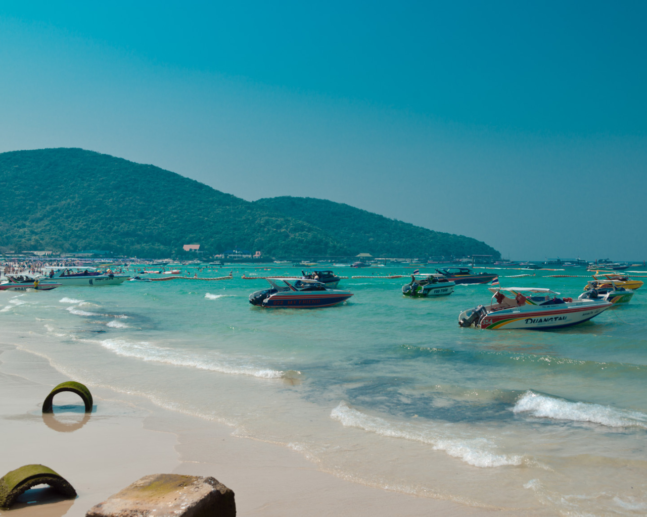 Голубая лагуна на курорте острова Ко Лан, Таиланд