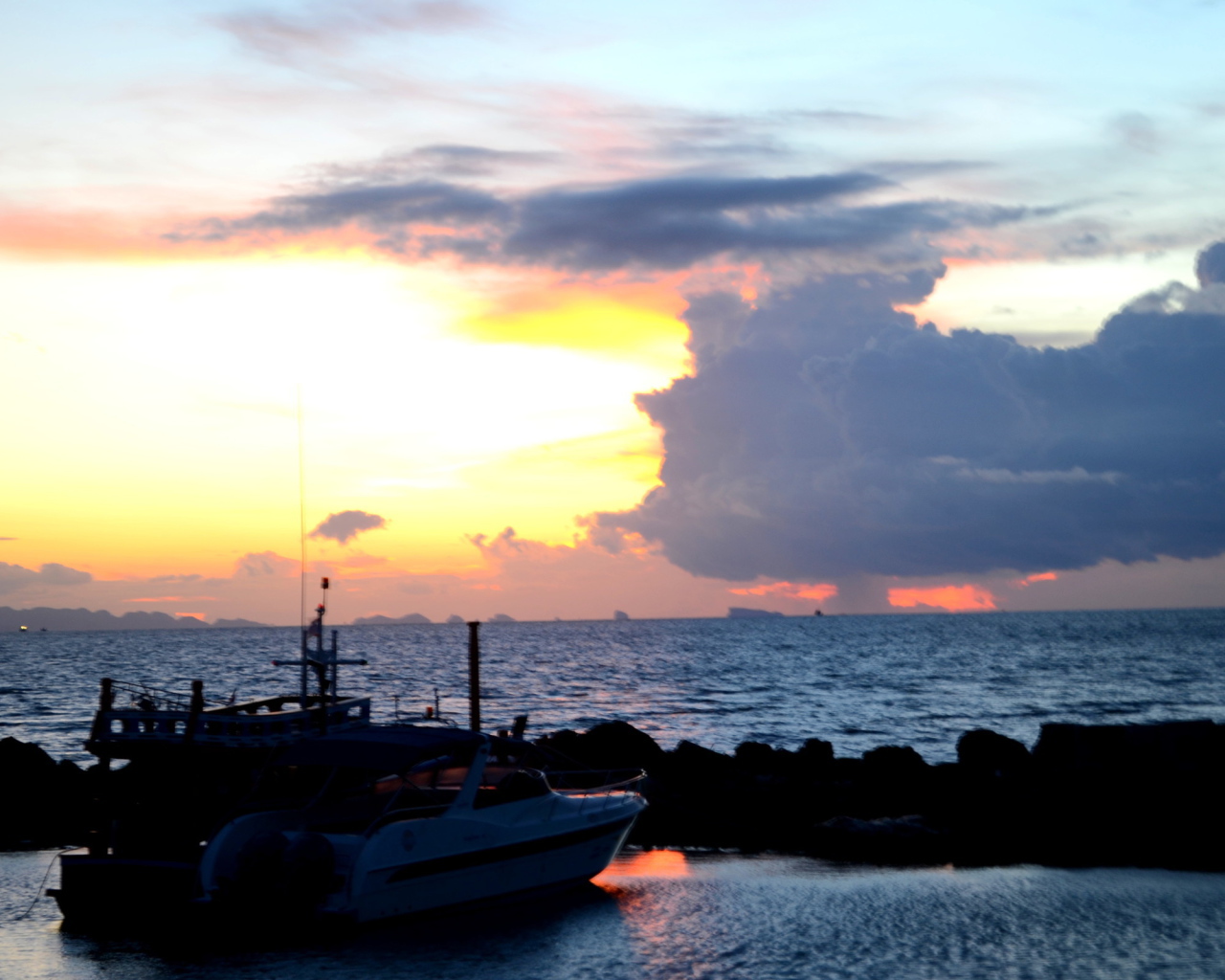 Катер на фоне заката на острове Панган, Таиланд