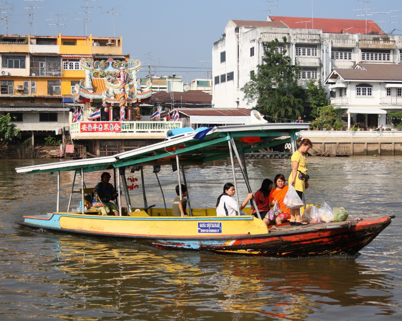 Лодка посреди города на курорте Аютайя, Таиланд