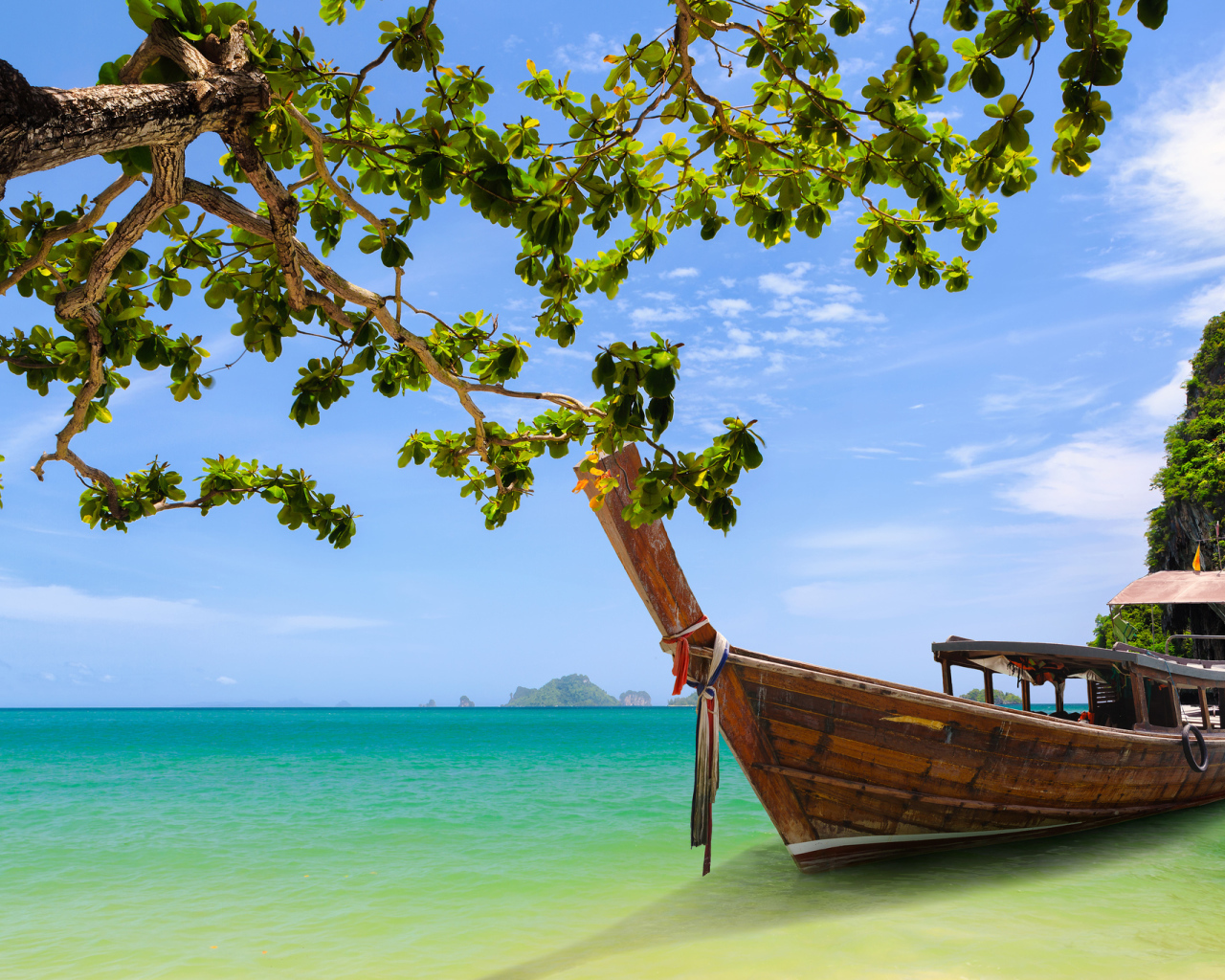 Лодка у берега на курорте Краби, Таиланд