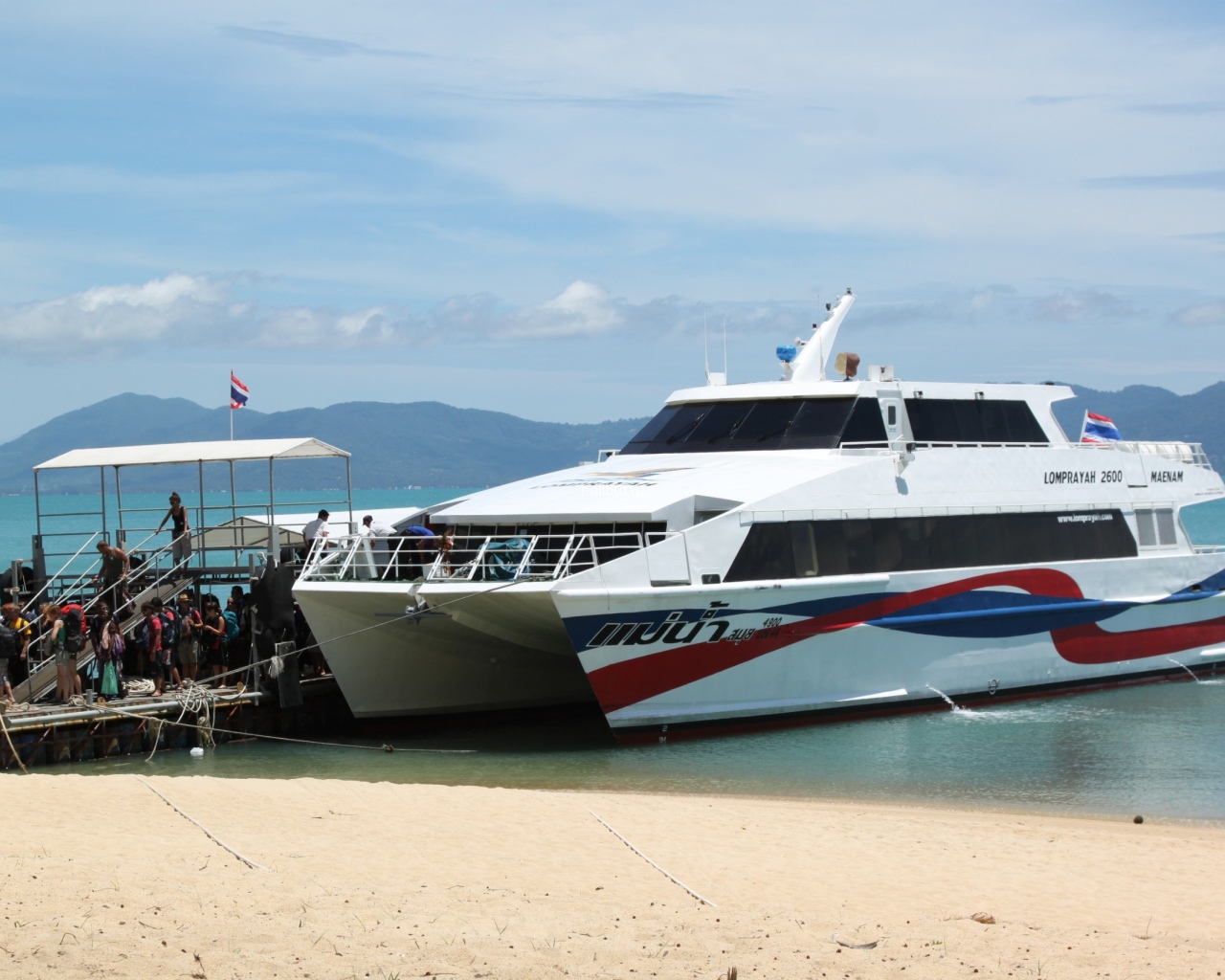 Катер у берега на острове Тао, Таиланд
