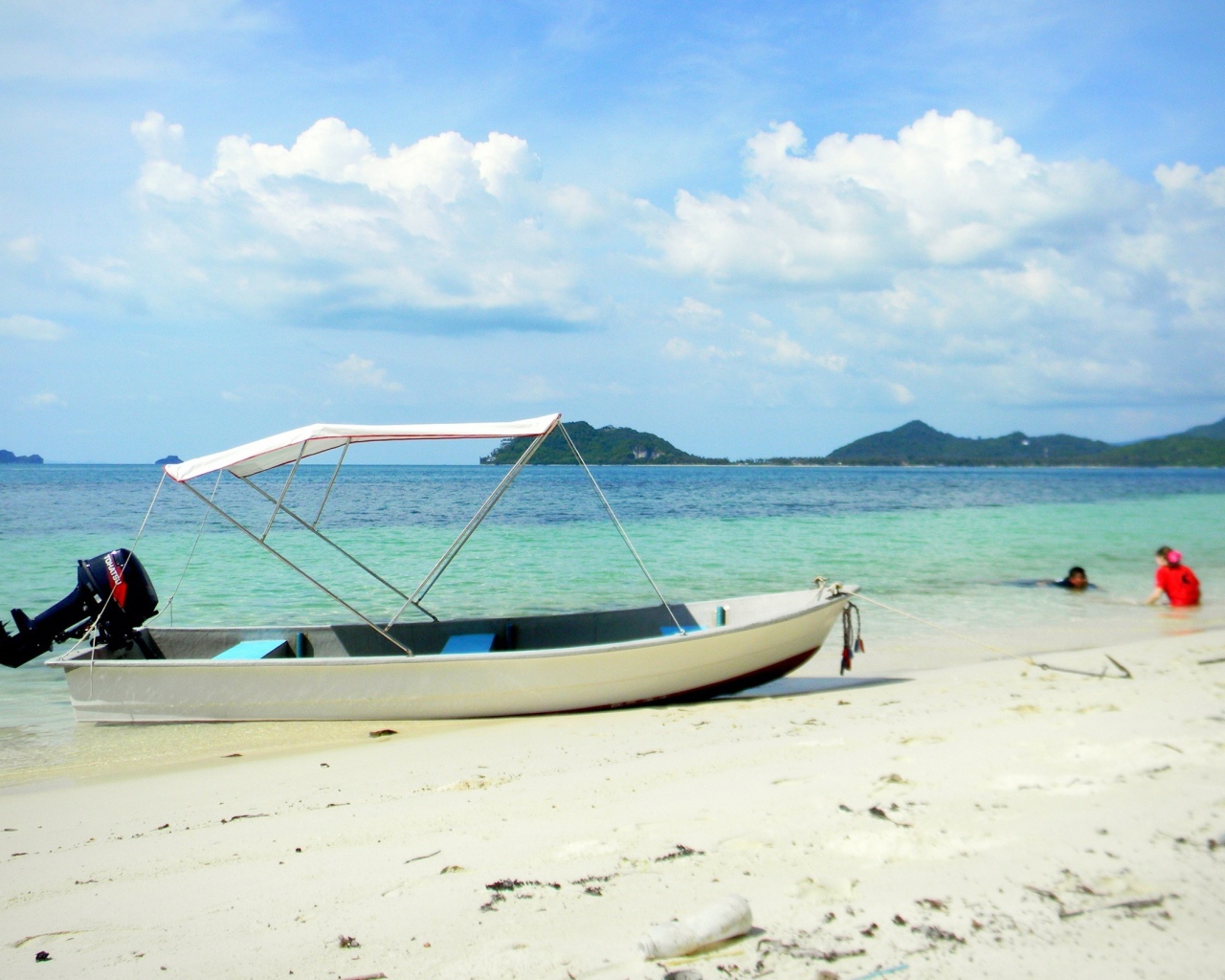 Лодка на пляже на острове Тао, Таиланд