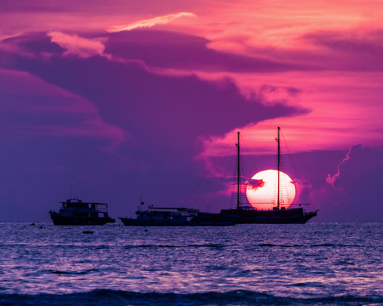 Лодки на фоне заката на курорте в Паттайе, Таиланд