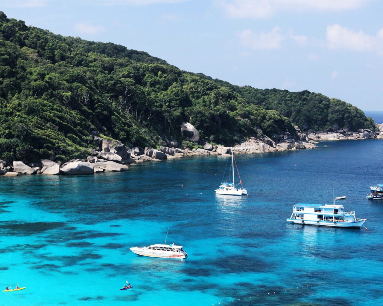 Лодки в заливе на острове Чанг, Таиланд