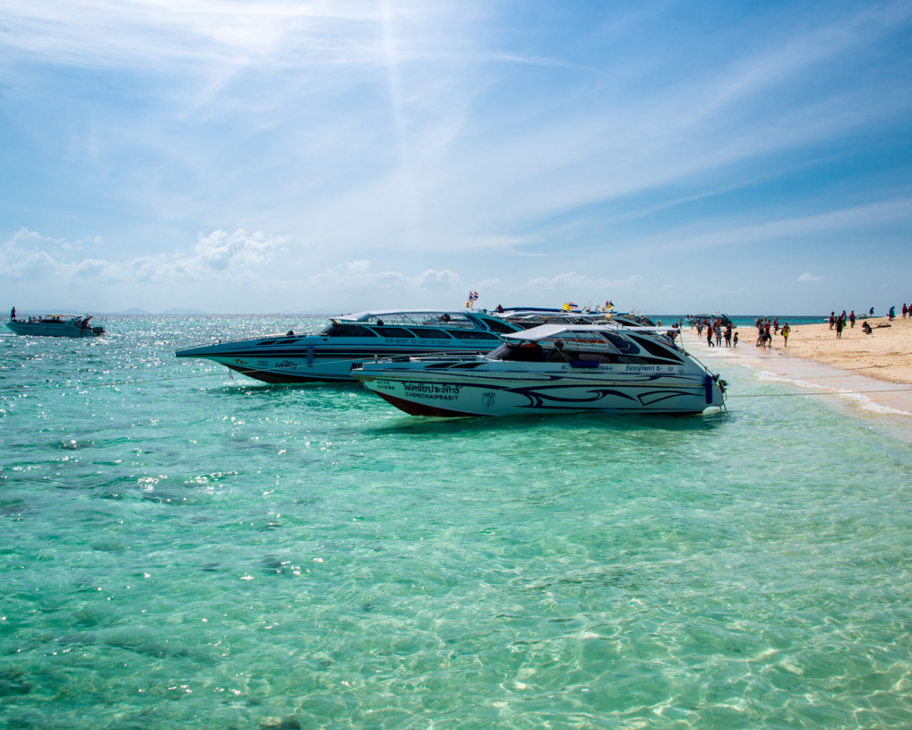 Катера у берега на курорте Краби, Таиланд