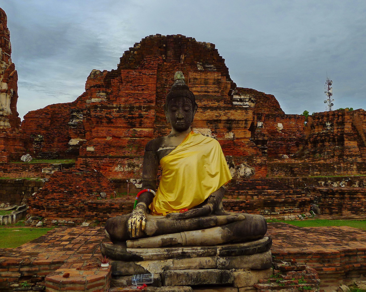 Будда на фоне развалин храма на курорте Аютайя, Таиланд
