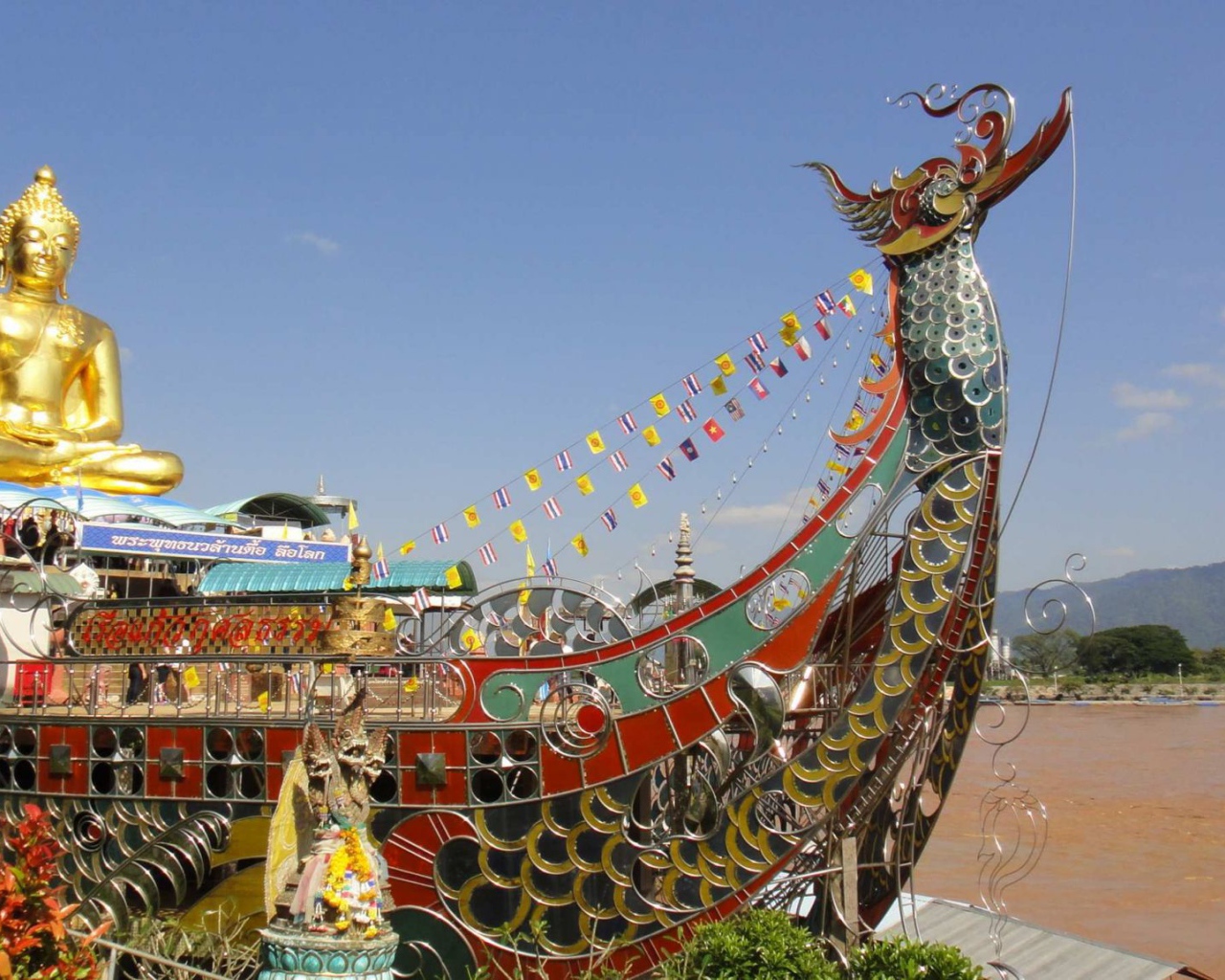 Будда на лодке на курорте Чианг Май, Таиланд