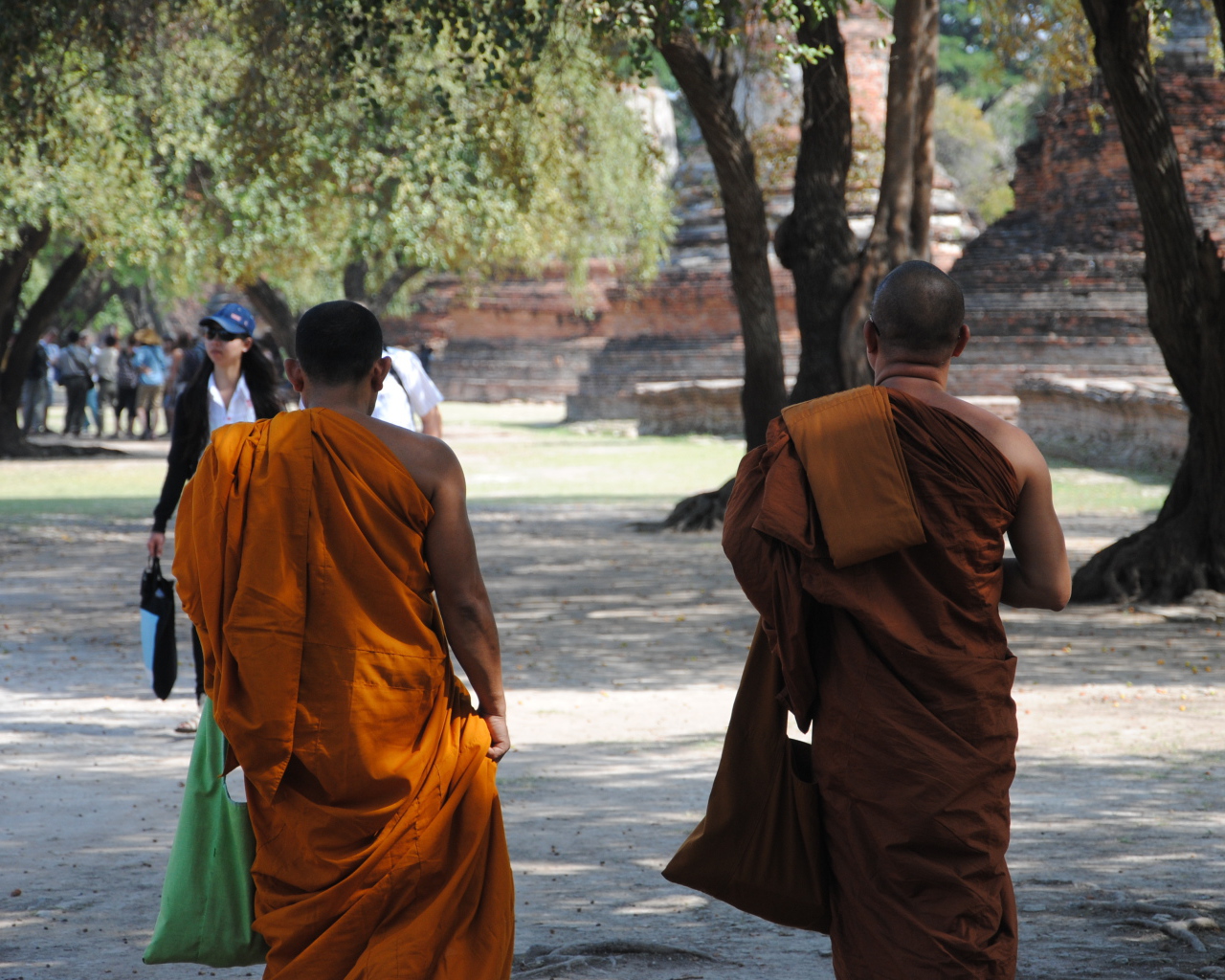 Буддийские монахи на улице на курорте Аютайя, Таиланд
