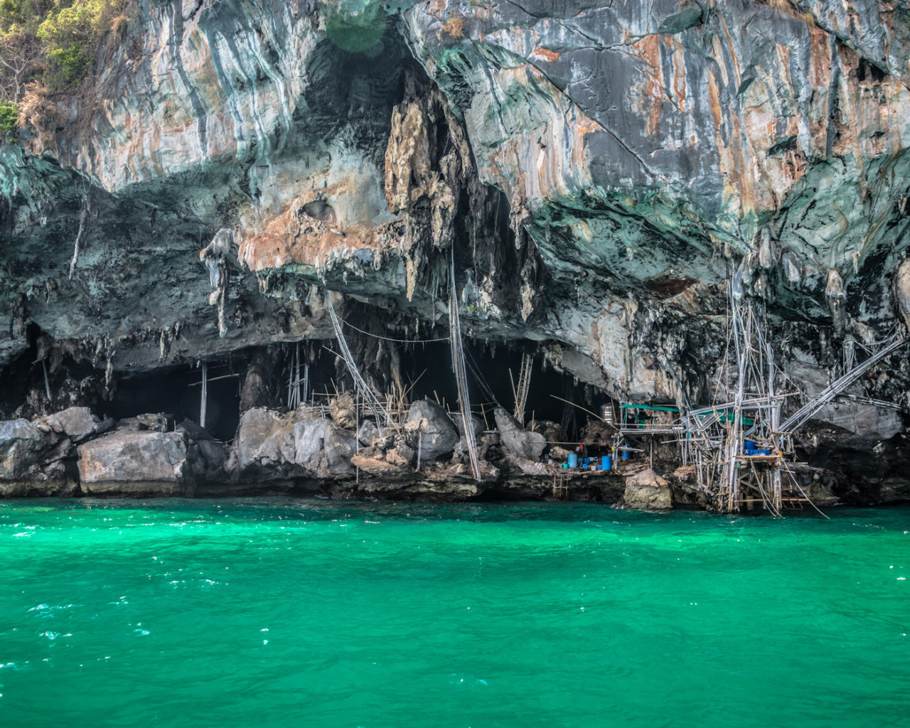Пещера у берега на курорте острова Ко Лан, Таиланд
