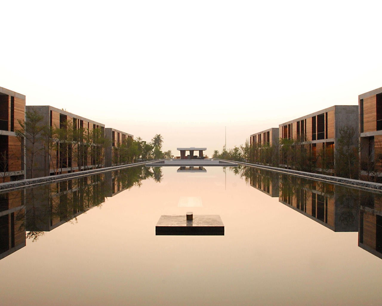 Канал между домами на курорте Ча Ам, Таиланд