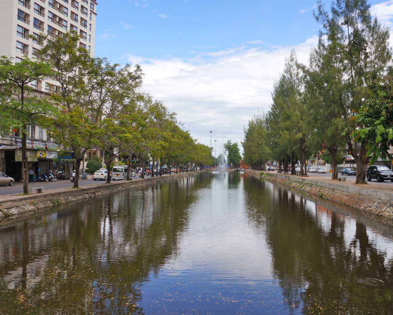 Канал в городе на курорте Чианг Рай, Таиланд