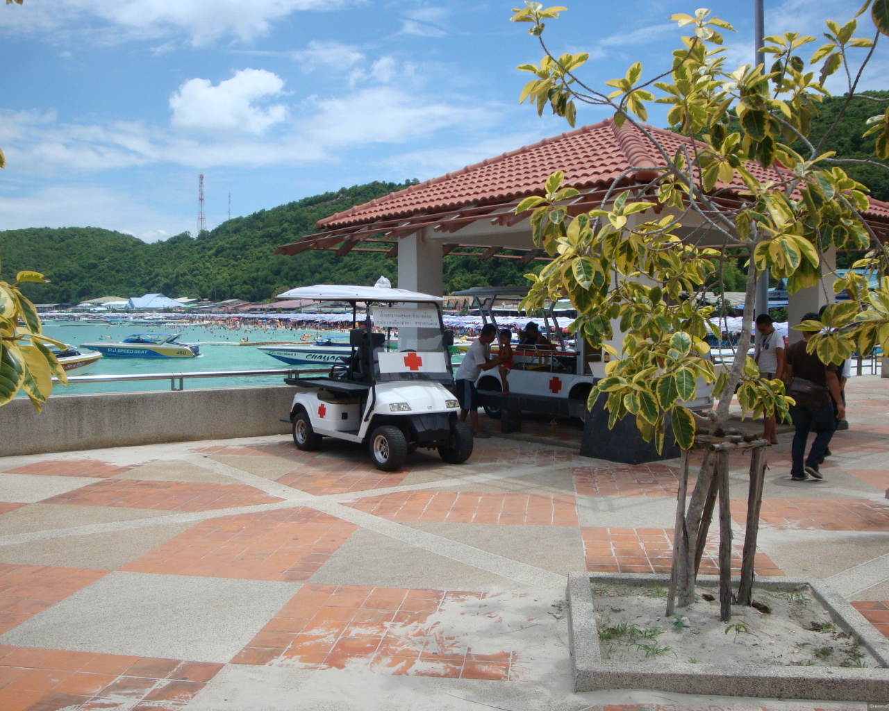 Городские улицы на курорте острова Ко Лан, Таиланд