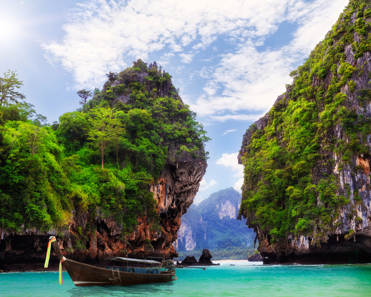 Пролив между скалами на курорте Краби, Таиланд